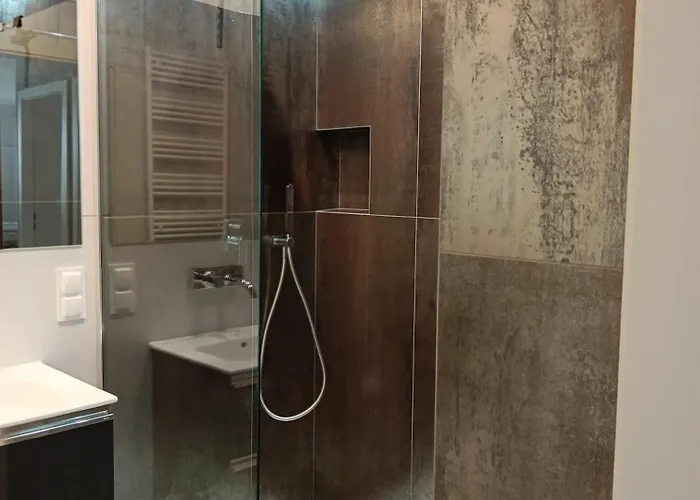 Zakatek Free Parking, Ochrona