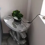 Zakatek Free Parking, Ochrona Apartment