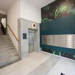 Zakatek Free Parking, Ochrona Apartment
